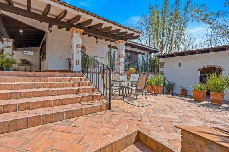 Estilo Colonial en un piso, 3 Rec 4 Baños