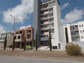 Se vende Departamento en el 2° nivel frente a Plaza San Luis Lomas del Tec. de 220 mt2 de terreno