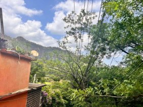 Terreno en desnivel con hermosas vistas al cerro Tepoztlán 