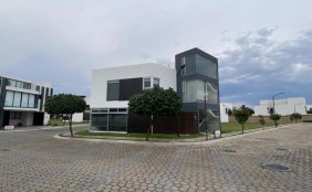 CASA EN RENTA LOMAS DE ANGELOPOLIS