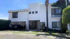 CASA EN RENTA LOMAS DE ANGELOPOLIS