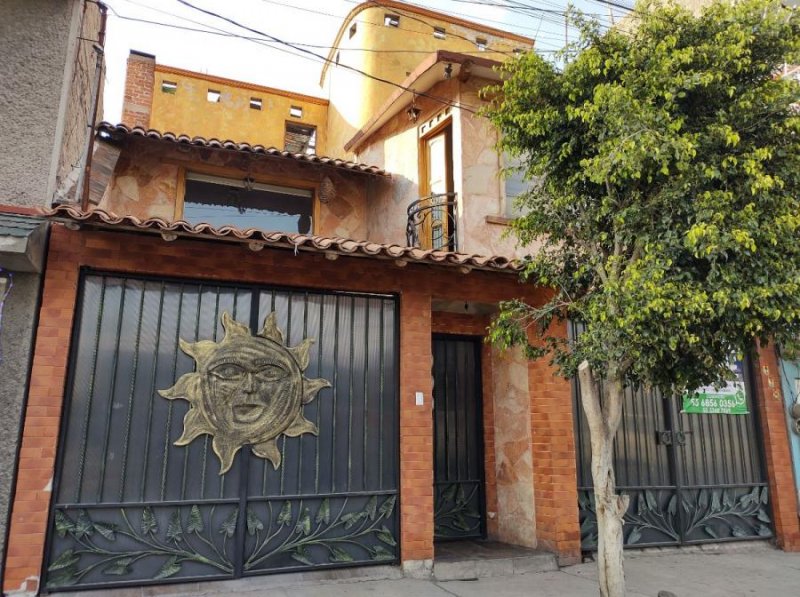 Casa EN VENTA (CON ALBERCA) en Col. La Perla, Nezahualcóyotl, EDOMX.