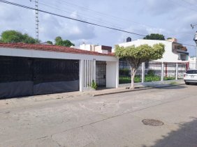 Foto Casa en Venta en Colonia Las Plazas, Irapuato, Guanajuato - $ 4.180.000 - CAV178837 - BienesOnLine