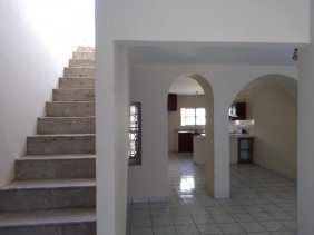 CASA MUY AMPLIA 4 REC, 1 ESTUDIO, PATIO EXT, PATIO INT, 3Y1/2 B., TERRAZA EN AZOTEA, SA/COM/COCINA,