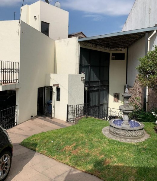 TECAMACHALCO, VENTA DE PRECIOSA CASITA CON GRAN JARDIN.